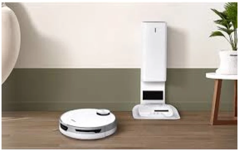 Samsung Jet Bot™ + robot vacuum with built-in Clean Station™