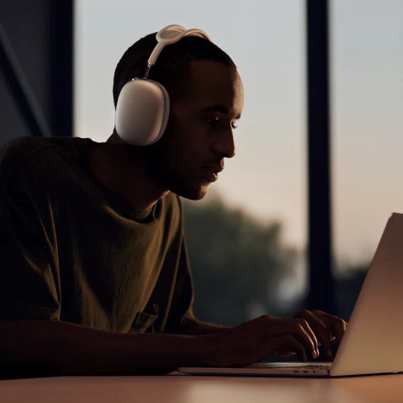 سماعات أبل AirPods Max مع موصل لايتنينج وإلغاء ضوضاء نشط عالي