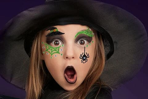 ملصق فيس آرت بتصميم ساحرة من هيرما