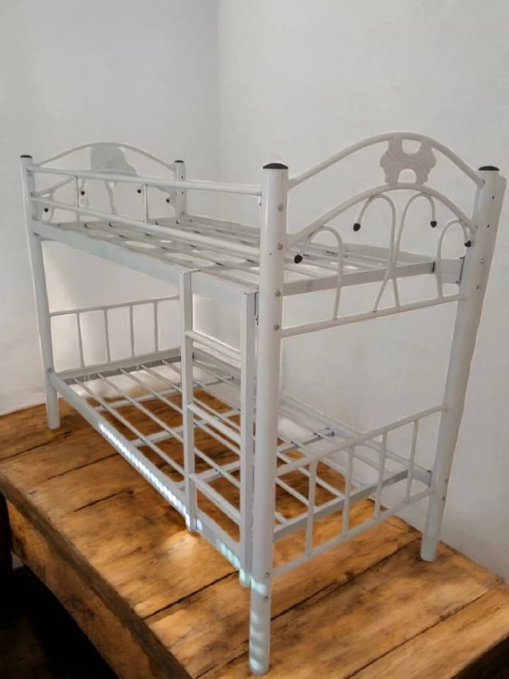 High-Quality Two-Tier Metal Bed Frame with Durable Geometric Design – Ideal for Bedrooms, Student Housing, and Space-Saving Home Use