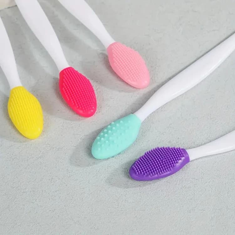 Silicone Brush for Removing Acne on Cat's Chin