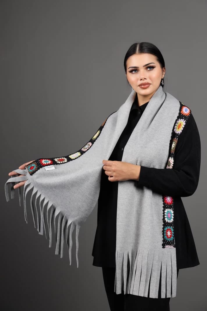 وشاح رمادي بلمسة كروشيه يدوية