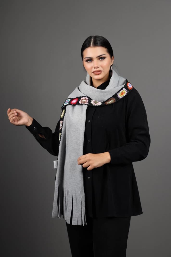 وشاح رمادي بلمسة كروشيه يدوية