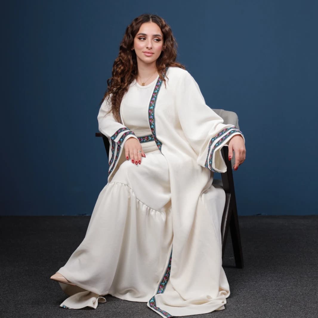 طقم عباية عاجي أنيق