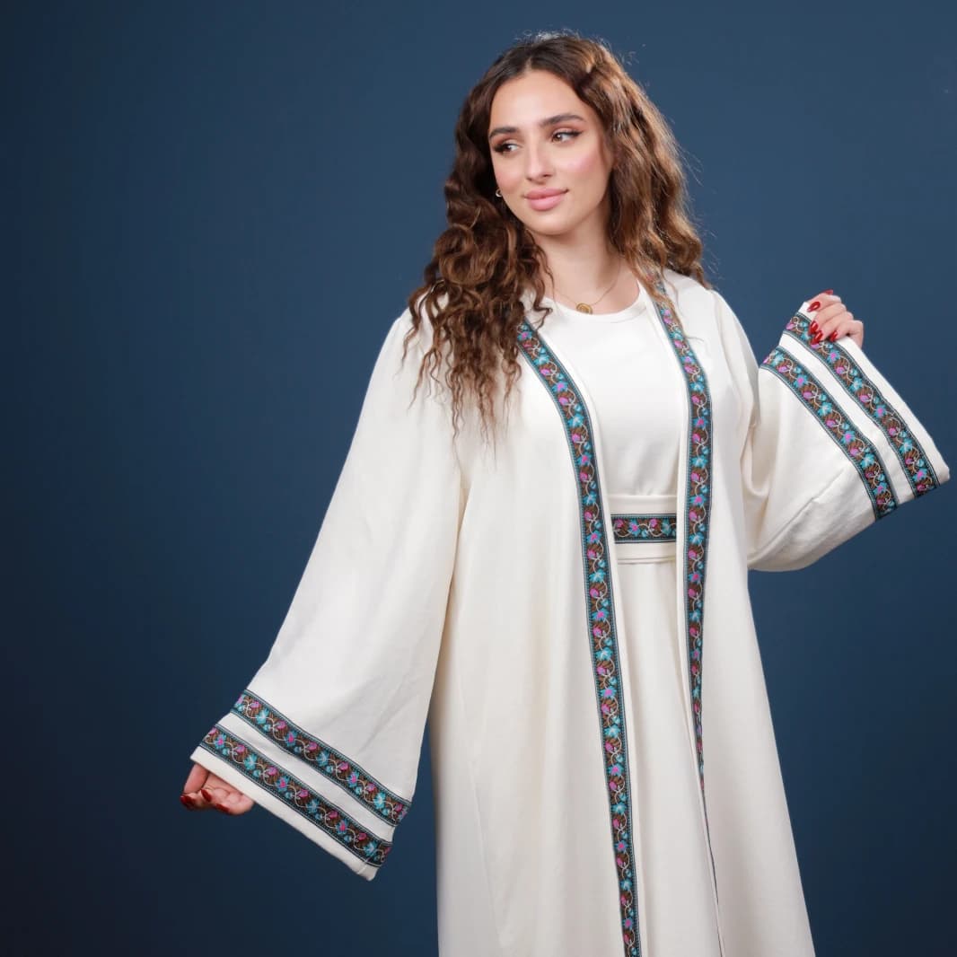 طقم عباية عاجي أنيق