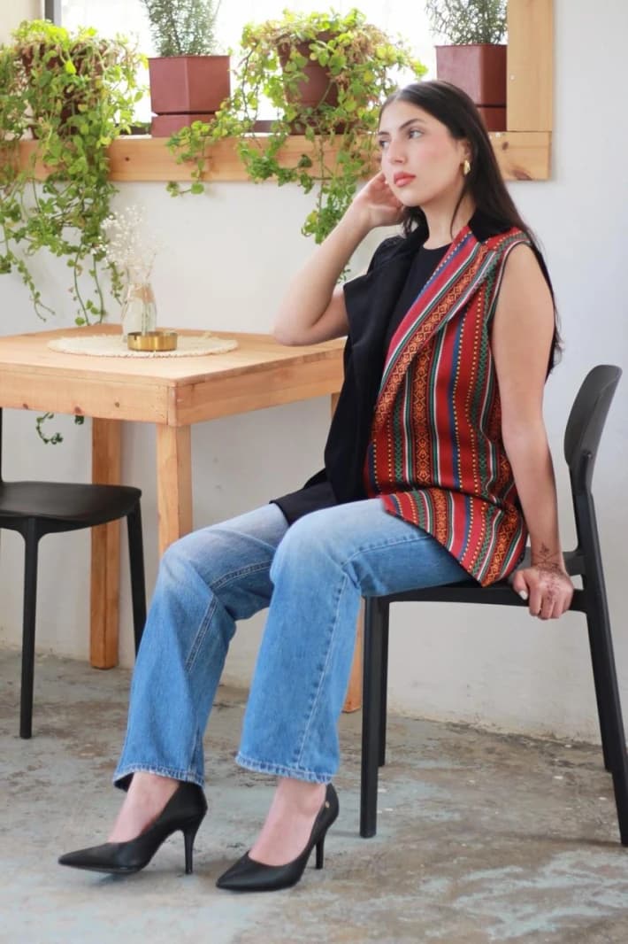 سترة سوداء بسدو أحمر