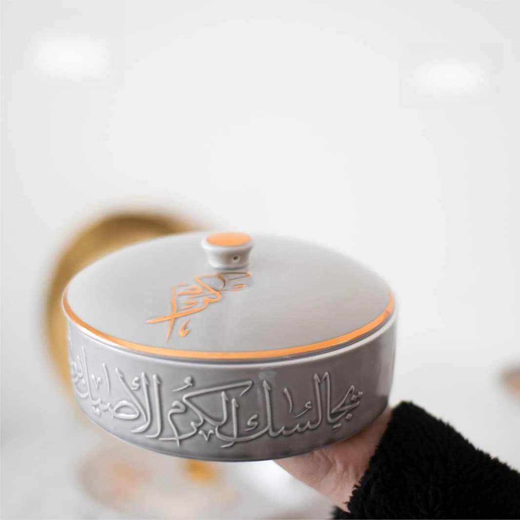 مضيفة بورسلان