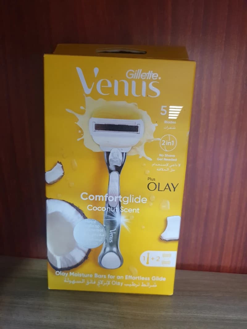 Gillette Venus Comfortglide Coconut Scent Razor for Women with Five Blades and Ergonomic Handle