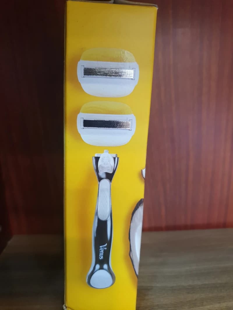 Gillette Venus Comfortglide Coconut Scent Razor for Women with Five Blades and Ergonomic Handle
