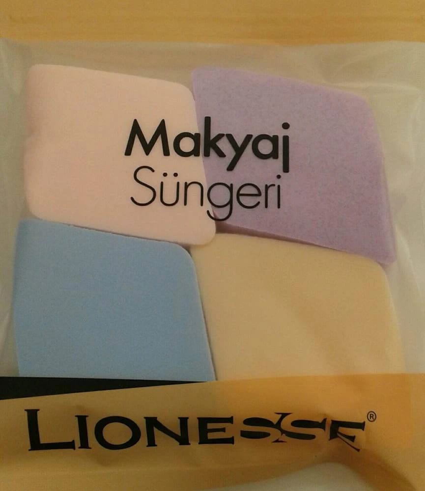 اسفنجة كريم الأساس LIONESSE