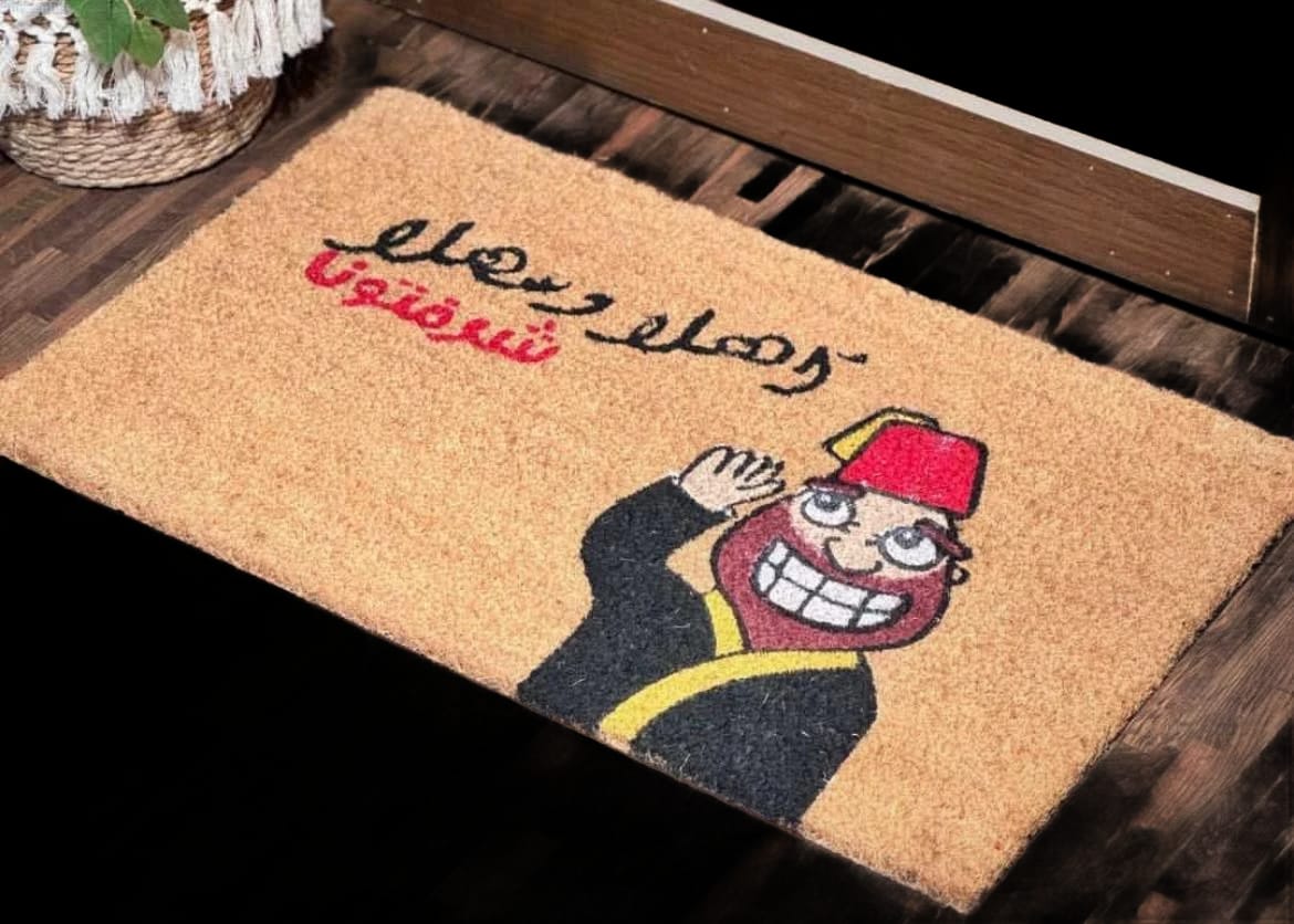 ممسحة أرجل للترحيب بتصميم فكاهي مع شخصية كرتونية