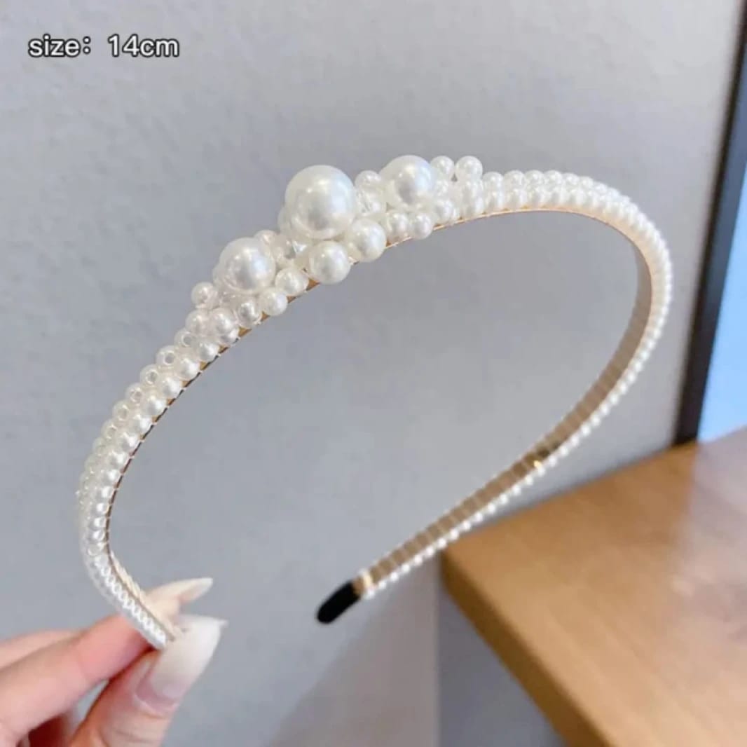 Luxury Pearl Headband Adorned with Elegant Design for Fashion-Conscious Women Seeking Beauty. Perfect for Special Occasions and Evening Wear, Blending Elegance with Sophistication in a Captivating Hair Accessory.