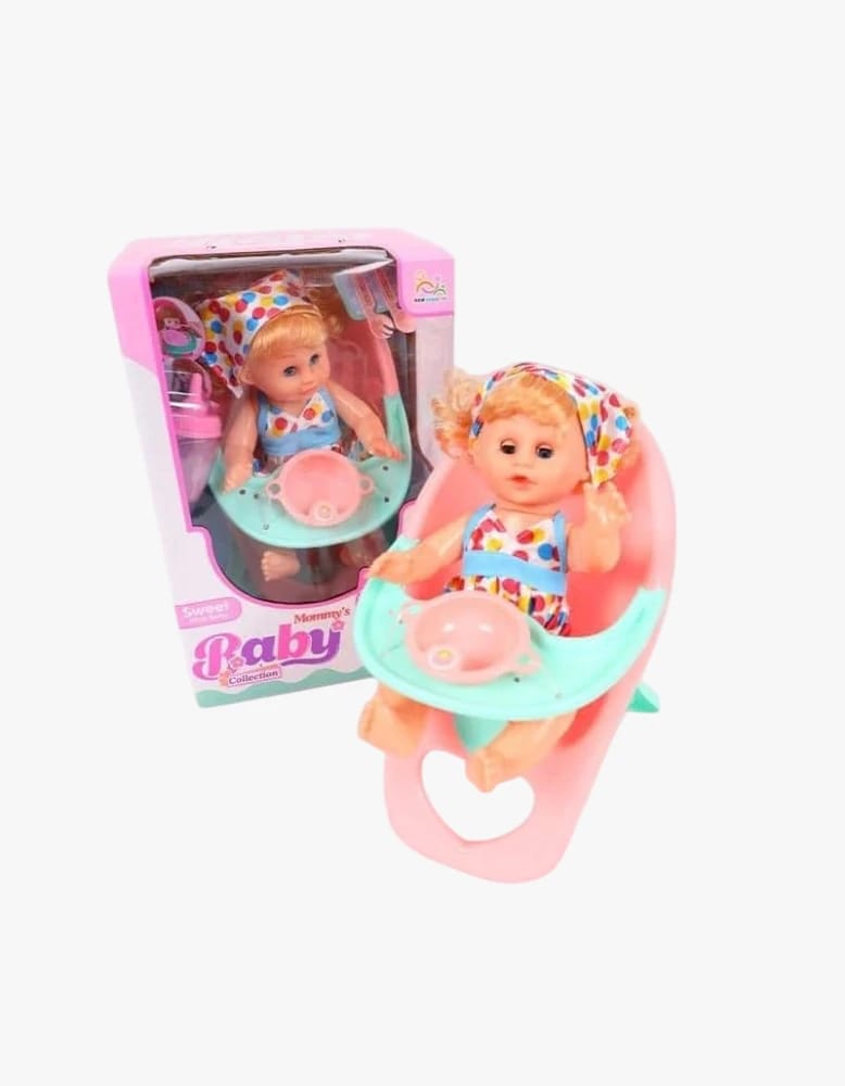 دمية بيبي دول كلاسيكية مع كرسي وردي ومئزر ملون للأطفال - ساعة لعب مثالية لتغذية الخيال وتقوية مهارات الرعاية، صديقة للبيئة وهدية مميزة