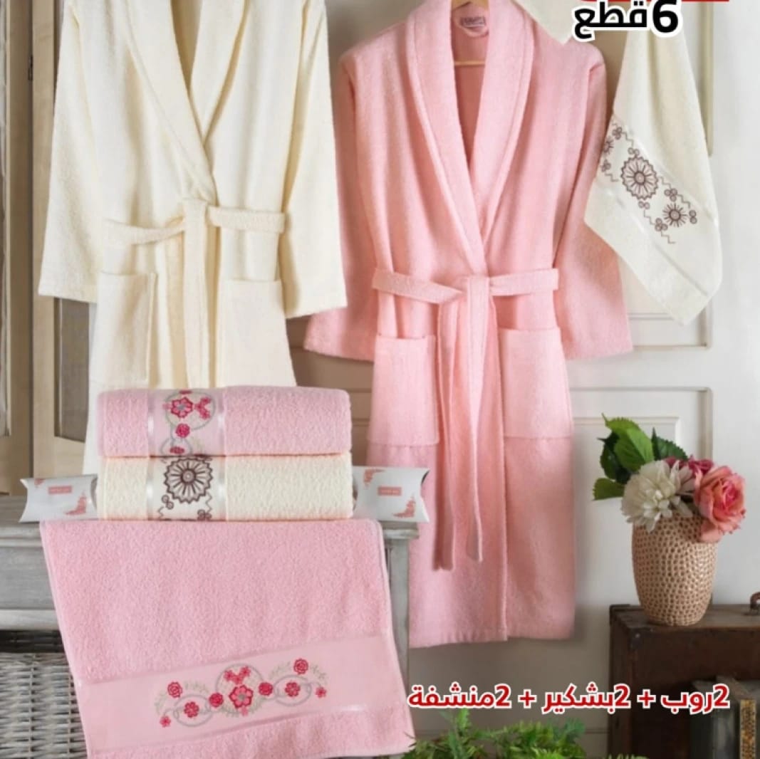 مجموعة رداء الحمام والفوط المميزة من مايساكو، تصميم فاخر للرجال والنساء، تتضمن 6 قطع بألوان وردية وكريمية، مع لمسات تطريزية تضفي الأناقة والراحة بعد الاستحمام
