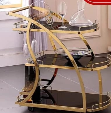 عربة تقديم فاخرة متعددة المستويات بتصميم عصري مع تفاصيل ذهبية مناسبة لعشاق الديكور الأنيق ومحبي تقديم المشروبات والضيافة بشكل مميز للضيوف