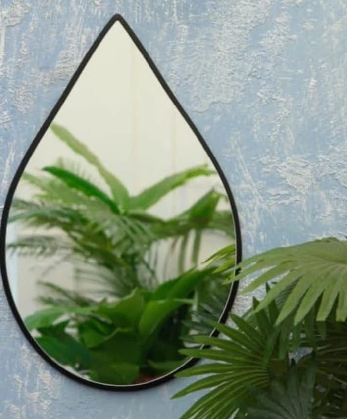 Modern Decorative Teardrop-Shaped Mirror for Interior Decor - Elegant Design Perfect for Families, Offices, Home Decor. An Ideal Addition to Any Room Reflecting Beauty and Sophistication.