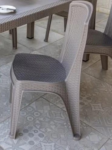 Modern Plastic Chair with Rattan Look for Outdoor and Indoor Use, Comfortable and Durable Design Suitable for Gardens, Patios, and Outdoor Offices