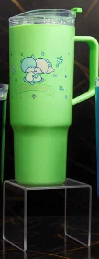 Large Cute and Modern Kids' Tumbler with Secure Lid, Perfect for School, Trips or Sports Activities, Made with High Quality to Keep Drinks Hot or Cold, Featuring Funny Illustrations for Children.