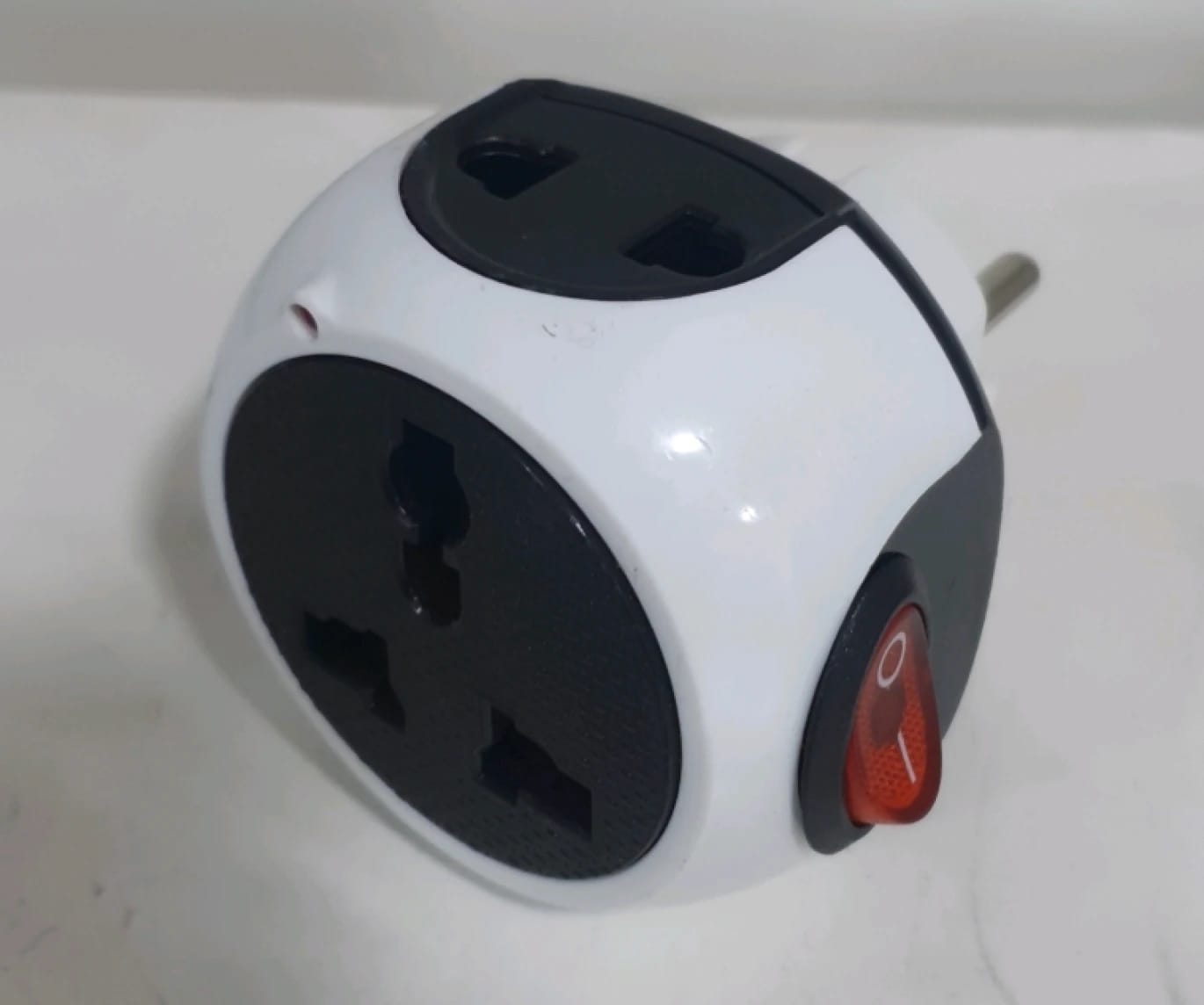 Smart Electrical Adapter Brand 3 in 1 Circular Design with Power Switch Suitable for Homes, Offices, and Travels, Featuring a Universal Triple Socket