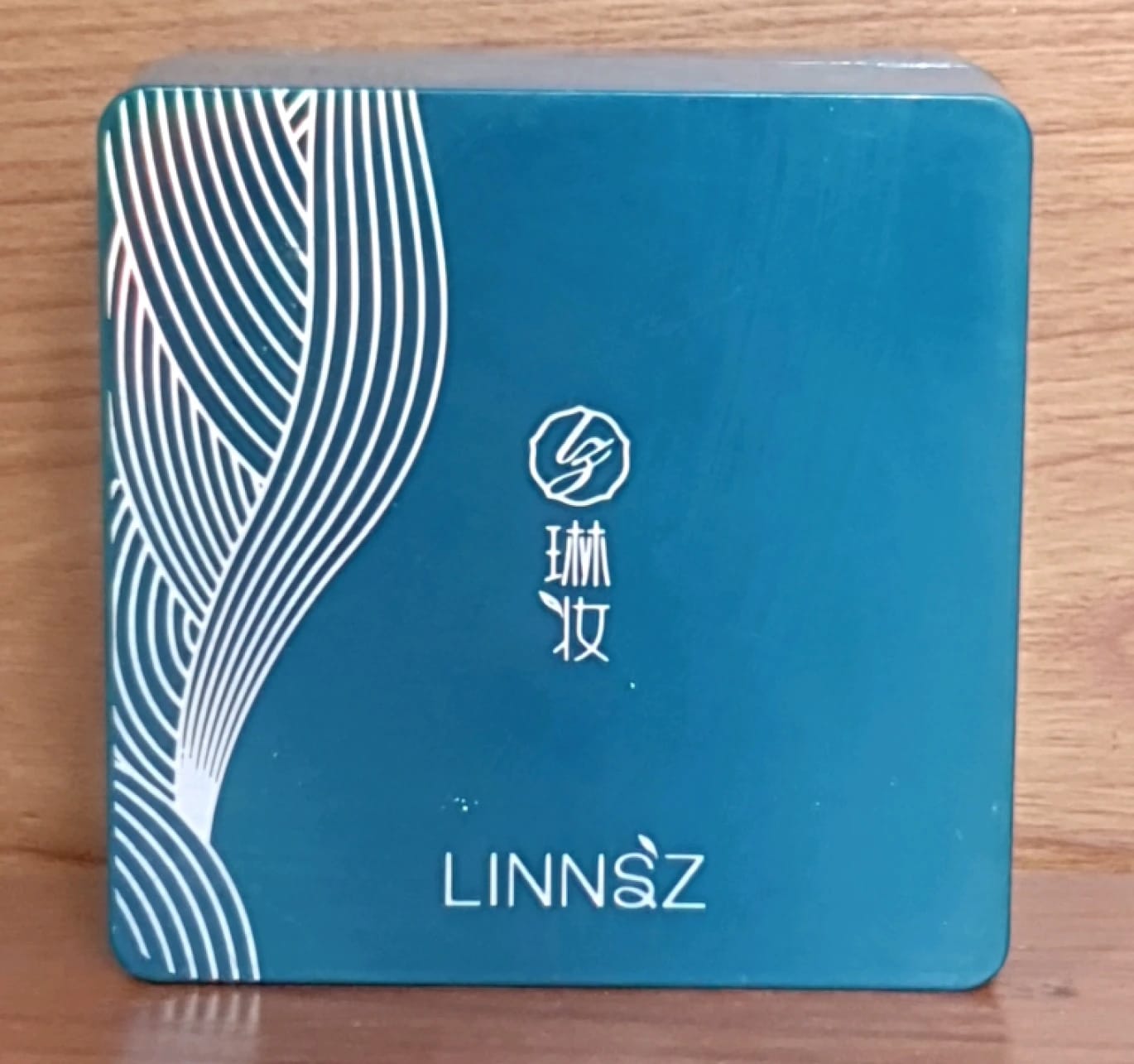 LinnsZ Premium BB Cream Elegant Design for White Skin Enhances Brightness and Radiance