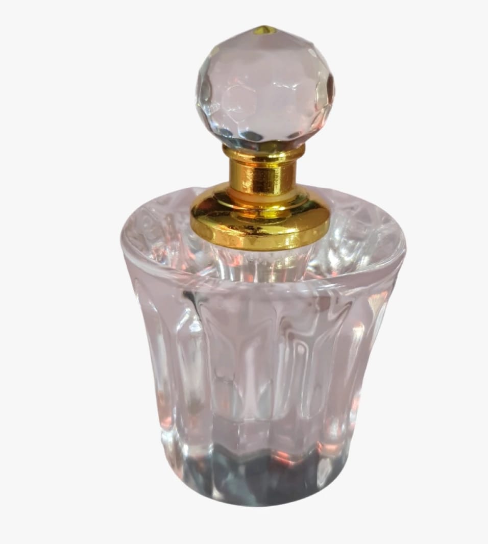 زجاجة عطر فاخرة بتصميم كلاسيكي مع غطاء بلوري وفوهة ذهبية، مثالية لعشاق العطور سعة 7 سنتي لتر