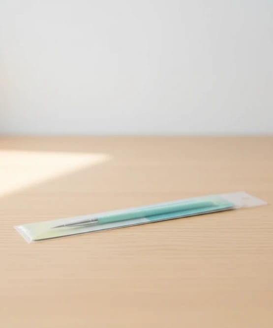 Versatile Small Makeup Brush by a Renowned Beauty Brand with Elegant Design, Perfect for Detail-Oriented Users