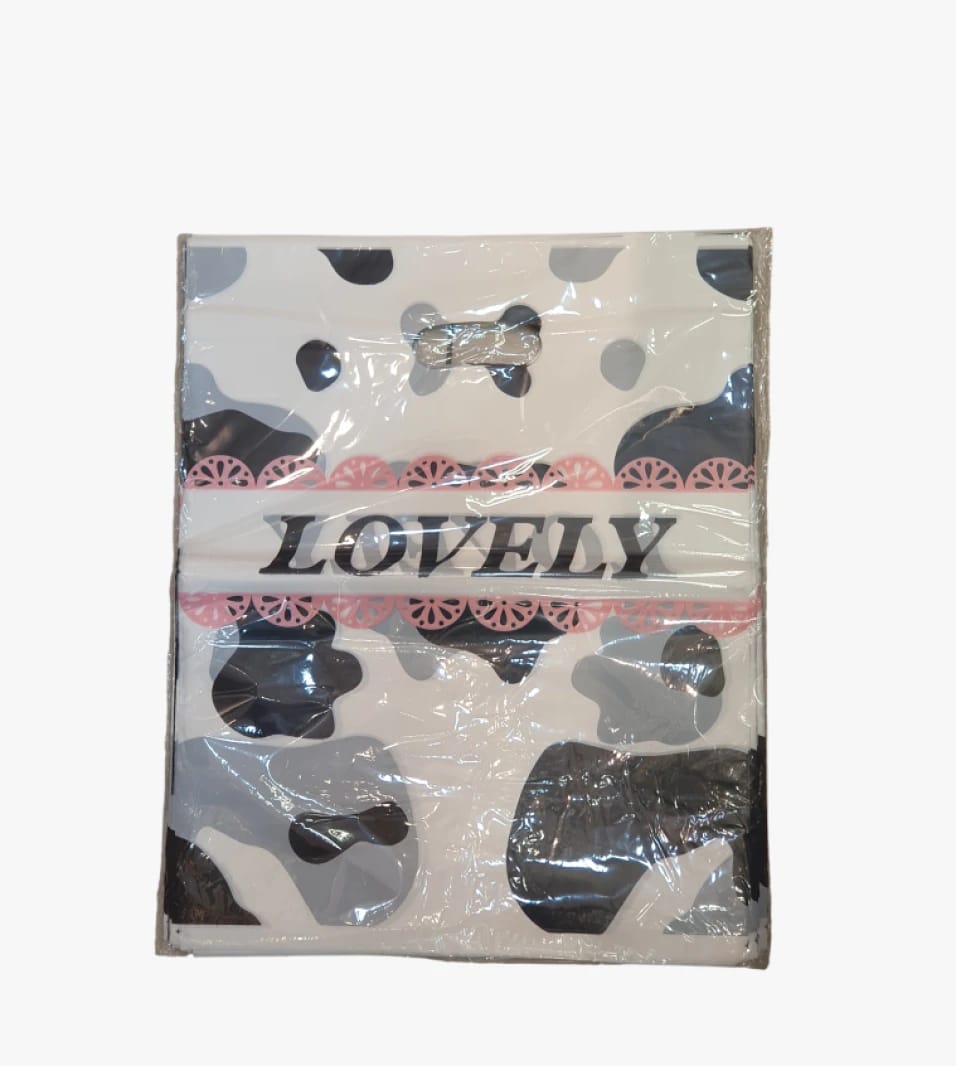 حقيبة بلاستيكية بتصميم بقري وكتابة LOVELY، تصميم فريد لمحبوبي الجمال وعشاق التفاصيل الجذابة
