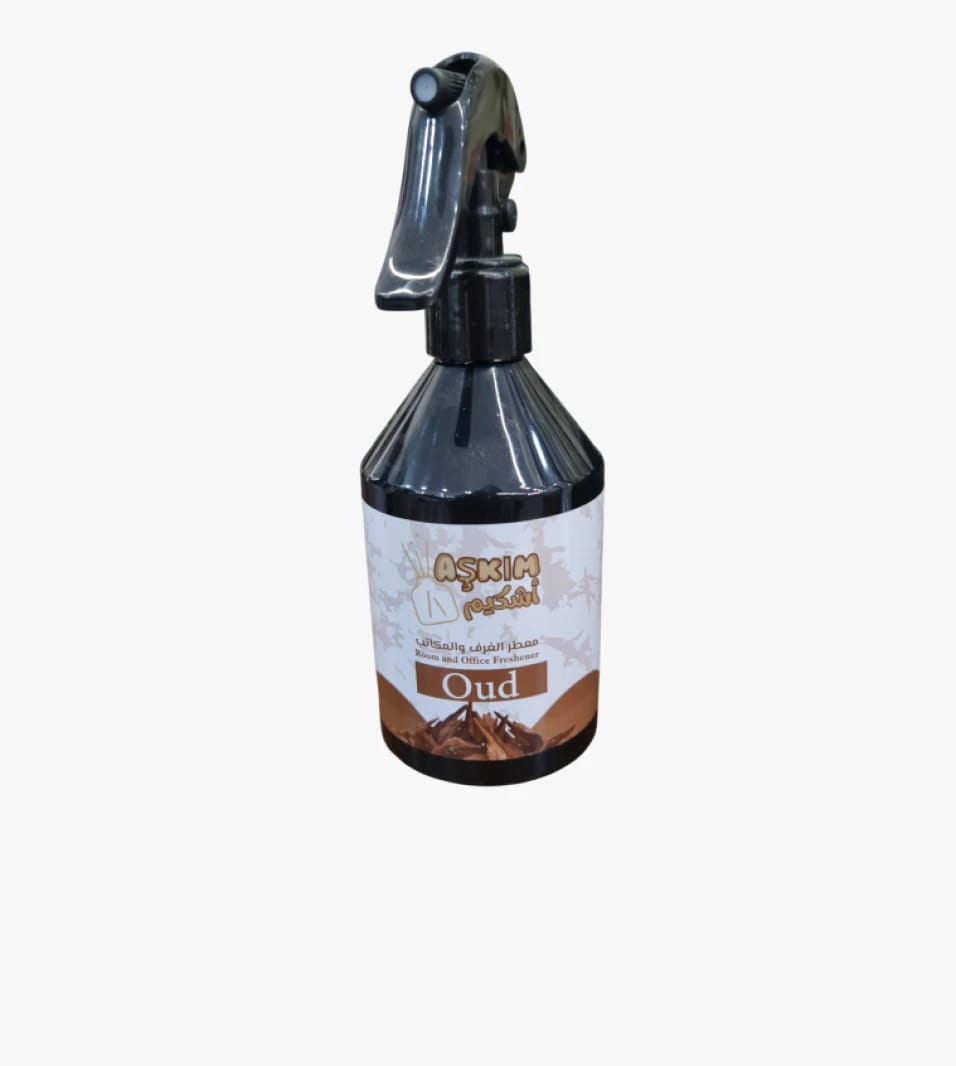 عشقيم بخاخ معطر للغرف والمكاتب برائحة العود، يتميز بتصميم أنيق وجذاب يناسب جميع المستخدمين الراغبين بالراحة والأصالة