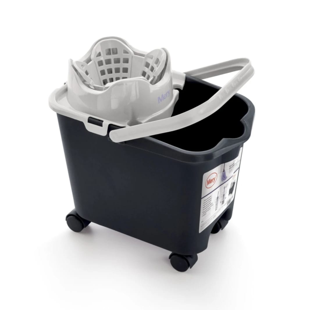 Bucket with automatic juicer from Miri