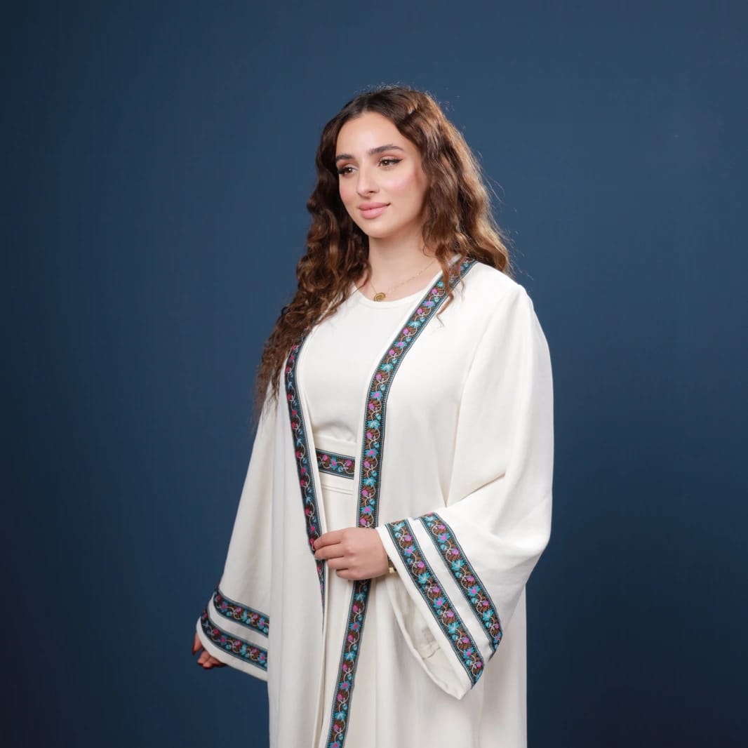 طقم عباية عاجي أنيق