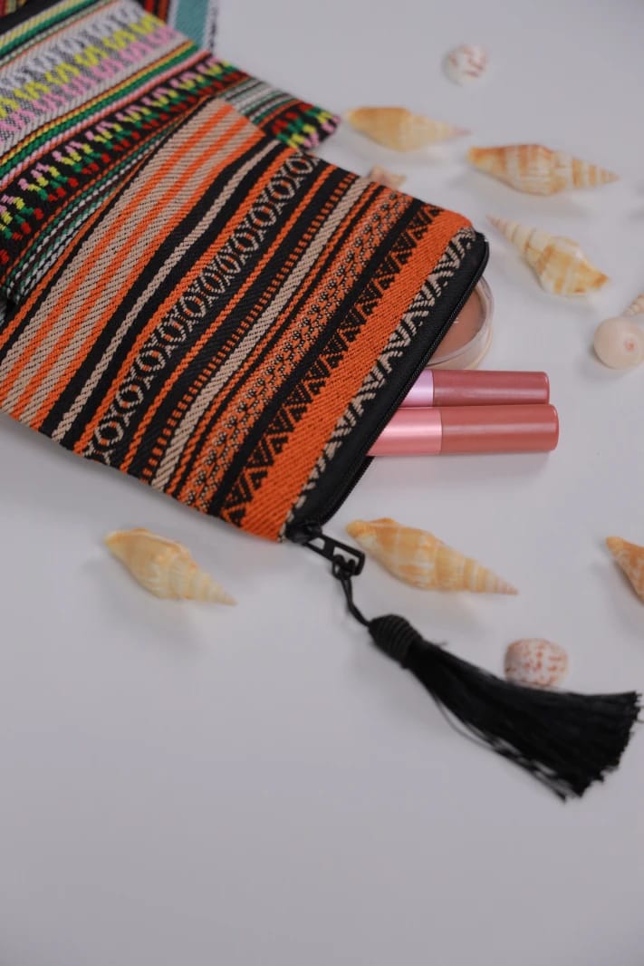 حافظة من وحي السدو الملون