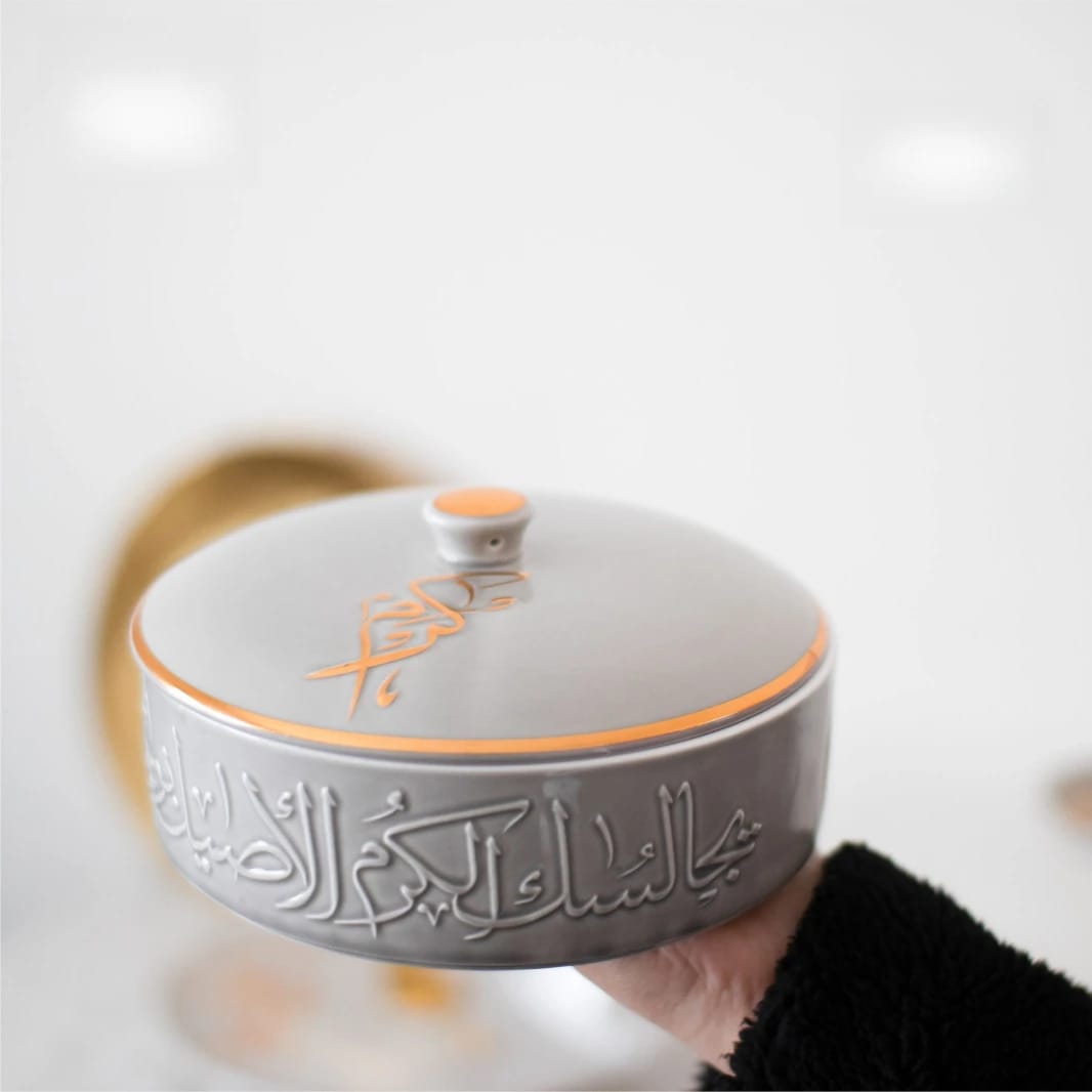 مضيفة بورسلان