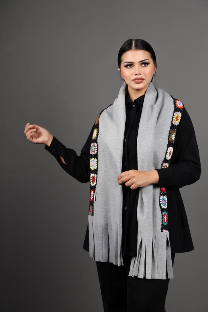 وشاح رمادي بلمسة كروشيه يدوية