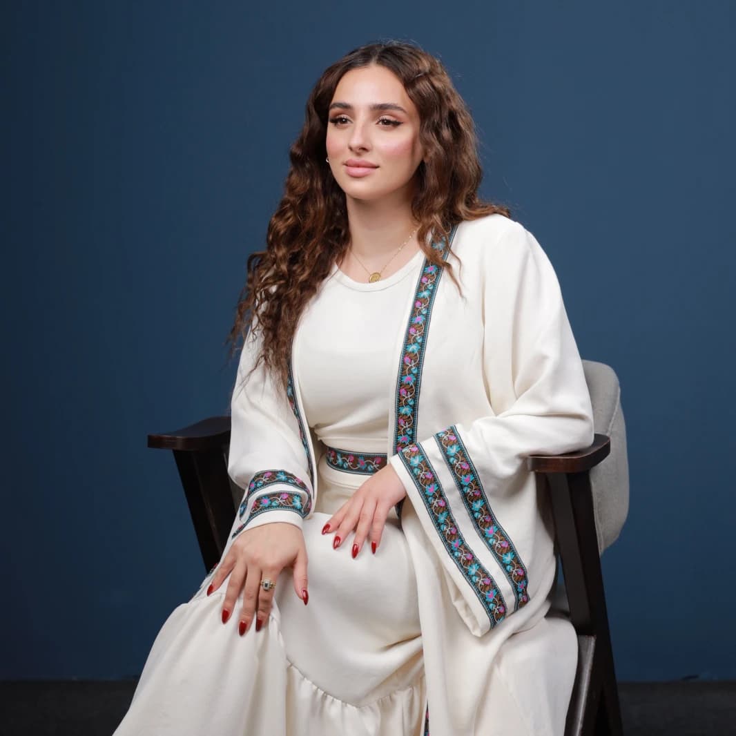 طقم عباية عاجي أنيق