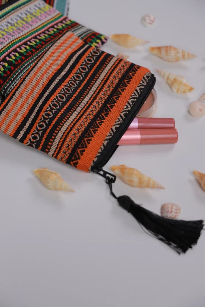 حافظة من وحي السدو الملون
